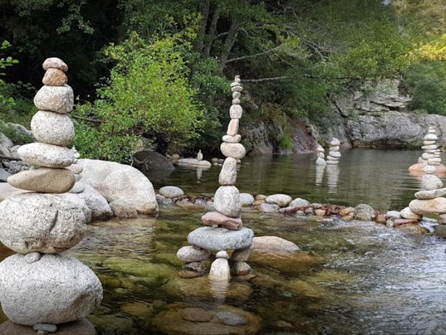 Les sculptures éphémères de la rivière
